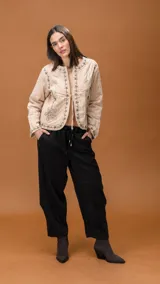 Pantalón baggy de corte holgado y silueta amplia, confeccionado en tela de textura suave con leve efecto aterciopelado. Presenta cintura elástica y bolsillos laterales.