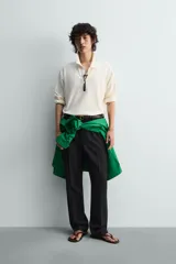 Polo de manga larga color rojo, confeccionado en tejido de algodón con estructura piqué, cuello solapa y cierre frontal de botonadura. Presenta aberturas laterales en el bajo.