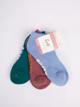 Pack de tres pares de medias Rusty de corte bajo, en color celeste, bordó y verde con detalles estampados en blanco.