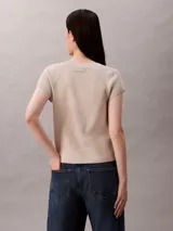 Sweater Calvin Klein de manga corta y cuello en V, confeccionado en punto acanalado de viscosa y poliéster en color beige.