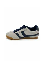 Zapatillas de gamuza sintética en color gris claro con detalles en azul marino y suela de goma marrón.