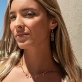 Aros colgantes de plata 925 bañada en oro 18 K con turmalinas multicolor y pequeños diamantes.