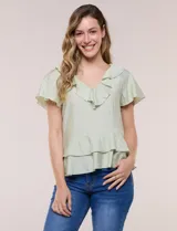 Blusa de satén texturizado color verde menta, con escote en V y volados que bordean el cuello. Presenta mangas cortas acampanadas y doble nivel de volados en la parte inferior, formando una silueta péplum.