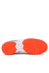 Championes de fútbol 5 Lotto Minza-TF, color blanco con suela naranja y detalles multicolores en los laterales.
