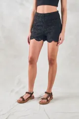 Short negro de algodón con bordado calado y terminación festoneada.