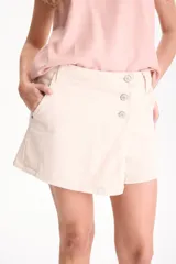 Short pollera de jean negro con spandex, diseño cruzado en el frente y cierre de botones metálicos en la parte superior.