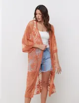 Kaftan largo de micro tul bordado color celeste, con mangas 3/4 y lazo de ajuste en la cintura.