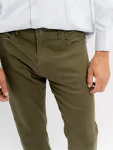 Pantalon de gabardina color azul marino, de corte regular y tiro medio. Cuenta con cinco bolsillos clásicos, cierre de botón y cremallera, y terminación recta.