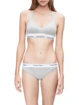 Bralette deportivo Calvin Klein color gris melange, confeccionado en algodón modal, con copas sin costuras con relleno y tiras cruzadas en la espalda. Banda inferior elástica blanca con logo Calvin Klein.