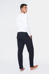 Pantalón deportivo de felpa, corte recto, con cintura elástica y bolsillos laterales.