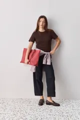 Remera blanca de manga corta y cuello redondo, con calce ajustado al cuerpo y diseño liso y minimalista.