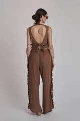 Pantalón marrón de corte recto con volados en los laterales.