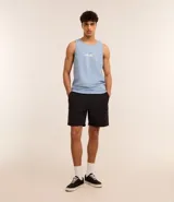 Bermuda masculina color negro, confeccionada en poliamida, con cintura elástica y cordón ajustable. Presenta bolsillos cargo laterales y es de secado rápido.