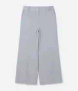 Pantalón wide leg color gris claro, de sastrería, con cintura con elástico trasero, trabillas y cierre por vista oculta.