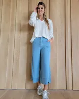 Pantalón capri de jean celeste, de corte amplio y tiro alto.