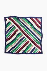 Pañuelo cuadrado de satén con diseño estampado de rayas diagonales multicolor en tonos azul marino, verde, bordó, beige y blanco, con borde liso en azul marino.