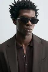 Blazer de corte regular confeccionada en tejido de lana. Presenta cuello con solapas de muesca, cierre frontal de un botón y manga larga con puños abotonados. Cuenta con bolsillos de vivo en el pecho, bolsillos con solapa en la cadera y aberturas en la parte posterior.