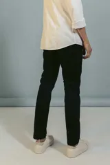 Pantalón de corte recto y estilo formal, confeccionado en tela de textura suave color azul marino oscuro.