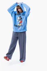 Canguro hoodie celeste con estampado de Mickey Mouse y texto "Original Since 1928".