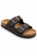 Sandalias de dos tiras marca Ecko Untd., color beige con hebillas metálicas negras y suela de diseño anatómico con base de corcho y fondo negro.