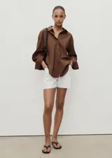 Short de tiro medio confeccionado en algodón estilo tejano, con diseño de cuatro bolsillos, cierre de botón y cremallera, trabillas en la cintura, pinzas delanteras y bajo deshilachado.