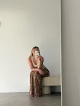 Pollera larga de corte recto con estampado animal print en tonos marrones y negros. Confeccionada en una mezcla de algodón y viscosa, presenta una caída fluida y elegante.