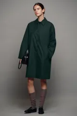 Trench midi ZW Collection verde oscuro con cuello solapa, manga larga, bolsillos laterales en costura y cierre frontal con botones. Cuenta con forro interior a contraste y detalle de solapa corta en el pecho.