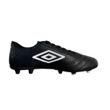 Championes de fútbol Umbro Clasicc II HG, color negro con logo Umbro en blanco.