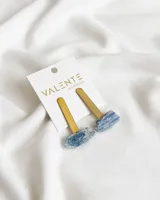 Aros colgantes con engarce de alpaca color dorado y piedra cianita azul.