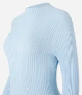 Blusa de punto color blanco con cuello alto y manga larga.