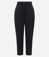 Pantalón de vestir femenino color marrón oscuro, de corte fluido y tiro medio/alto, con cintura elástica ajustable mediante cordón. Presenta bolsillos laterales y cierre frontal.