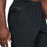 Pantalón de entrenamiento negro con tecnología UA Storm que repele el agua, tejido elástico en 4 direcciones, pretina elástica cubierta con cordón de ajuste interno, bolsillos abiertos para las manos y bolsillo posterior seguro con cierre.