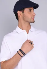 Remera tipo polo de manga corta en color gris oscuro, con cuello clásico y cierre frontal de dos botones. Presenta un pequeño logo bordado en el pecho.