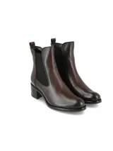 Bota tipo chelsea de cuero en color marrón chocolate, con diseño de caña media y paneles laterales elásticos en color negro. Presenta una textura combinada de cuero liso y cuero con grabado tipo reptil en la parte posterior, con taco cuadrado bajo.