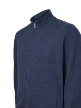 Sweater de punto color azul índigo, con cuello alto y cierre frontal completo. Presenta puños y ruedo acanalados, ofreciendo un diseño clásico y versátil.