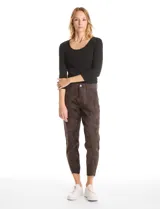 Pantalón de corte crop, color gris, con diseño de cinco bolsillos, cierre frontal con botón y ruedo irregular con terminación desflecada.
