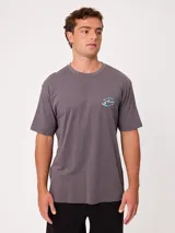Remera Rusty de manga corta, color blanco, con ajuste holgado y gran estampa gráfica en la espalda de un mago surfeando entre olas.