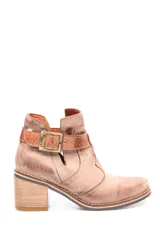 Bota de cuero color beige con hebilla y taco cuadrado.