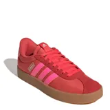 Championes Adidas modelo VL Court 3.0, de diseño urbano con silueta retro. Presentan una combinación de tonos rojos y rosados en el exterior, con las icónicas tres tiras laterales y suela de goma color caramelo.