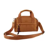 Bolso tipo bowling color marrón con diseño acolchado. Tiene doble asa corta, correa larga extraíble con logo de la marca, cierre superior y dije colgante con forma de labios.