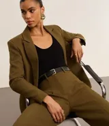 Blazer oversize color verde oliva, con solapas en el cuello y doble abotonadura delantera.