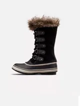 Bota de invierno Sorel modelo Joan of Arctic, de caña alta, confeccionada en ante impermeable con ribete de piel sintética en la parte superior. Presenta un diseño acordonado con ojales metálicos, base de caucho vulcanizado impermeable y suela con dibujo de espiga para mayor tracción.