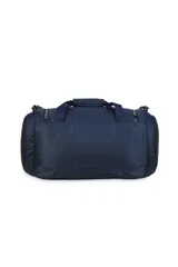 Bolso deportivo tipo duffel bag, color azul marino, con estampado grande y sutil de la palabra "BKLYN" en el frente. Incluye logo del equipo Brooklyn Nets y logo de la NBA. Posee asas de mano y una correa ajustable para hombro.