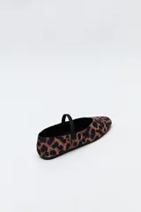 Balerina con estampado animal print, escote en V y tira elástica.