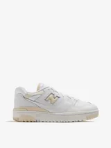 Championes New Balance 550 de cuero blanco con detalles en color crema.