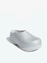 Mules Adidas Adifom Stan Smith Pride, color plateado, con logo de Adidas en el talón.