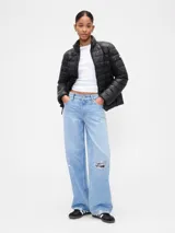 Campera puffer de corte recto y cuello alto, con cierre frontal y diseño acolchado horizontal.