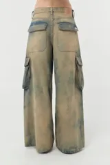 Pantalón de jean wide leg con lavado vintage y bolsillos cargo laterales con fuelle y tapa.