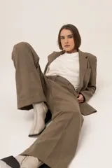 Pantalón de vestir de corte recto, confeccionado en lana, con diseño de rayas verticales finas y bolsillos laterales.