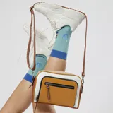 Cartera bandolera de diseño tricolor en tonos amarillo, marrón y negro, con múltiples compartimentos frontales con cierre y correa larga regulable y desmontable.